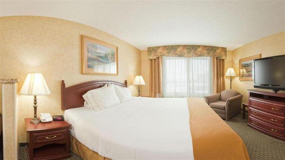 Holiday Inn Express Hotel & Suites Bismarck By Ihg Exterior foto