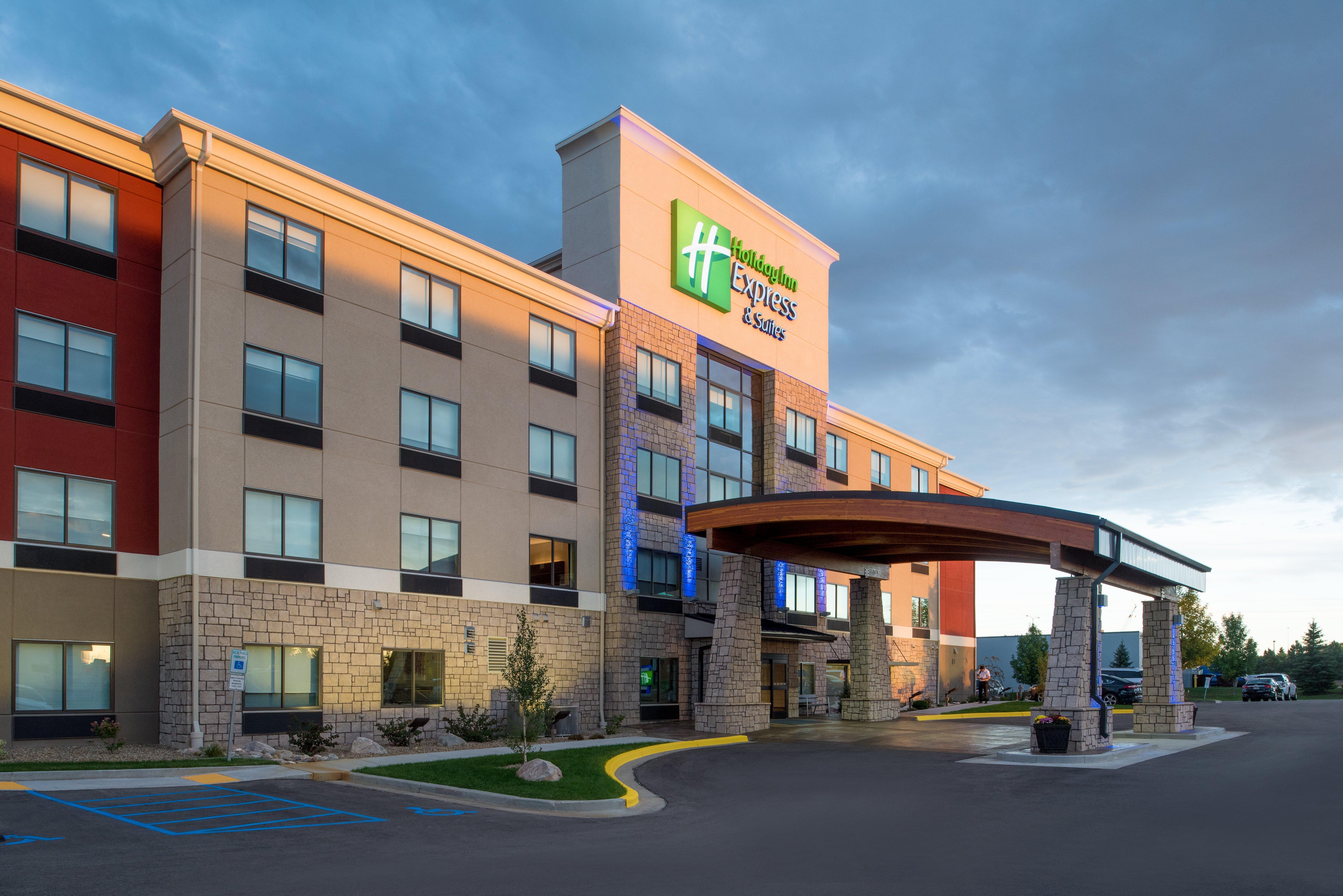 Holiday Inn Express Hotel & Suites Bismarck By Ihg Exterior foto
